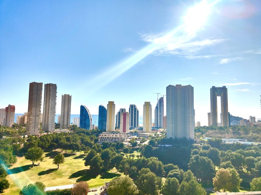 Vue terrasse sur Golf de Las Rejas et skyline Appartement Eagle Tower Collection Signature – terrasse avec vue sur le Golf de Las Rejas, la skyline de Poniente et la Méditerranée.