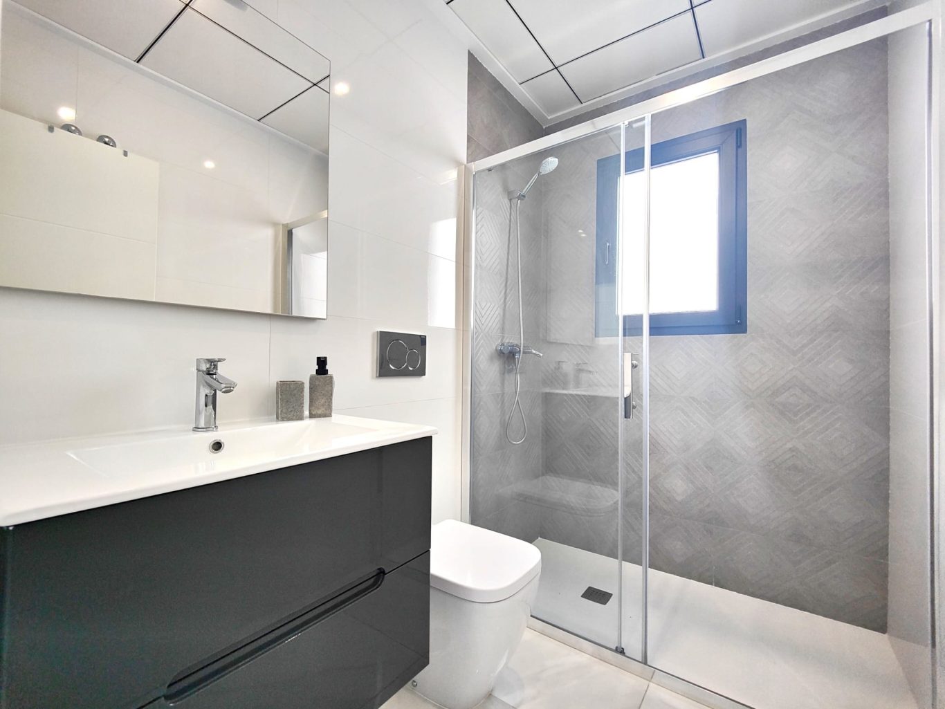 Salle de bain avec douche moderne villa à Don Benito Altos de Polop