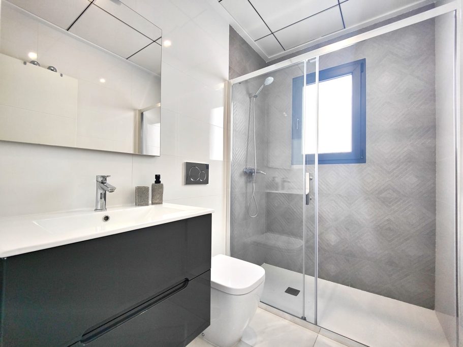 Salle de bain avec douche moderne villa à Don Benito Altos de Polop