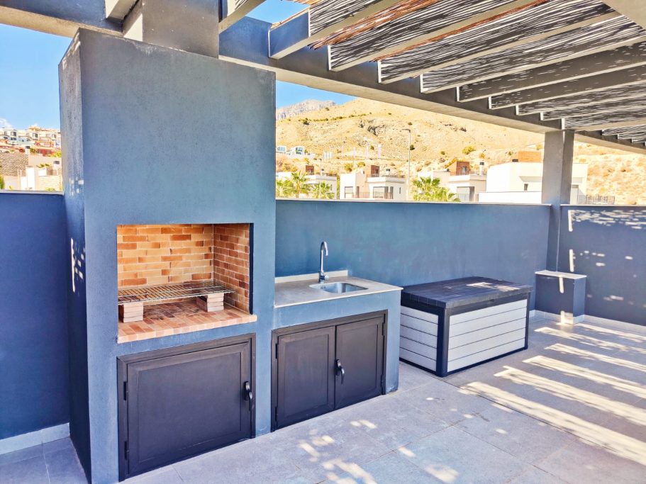 Barbecue sur le rooftop Rooftop avec barbecue et évier au Balcon de Finestrat près de Benidorm