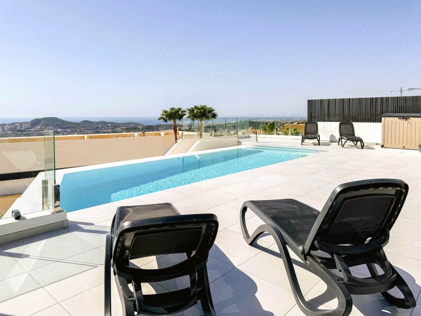 Appartement Eagle Tower Collection Signature – terrasse 40 m² avec salon de jardin et vue sur la skyline de Poniente et la mer à Benidorm