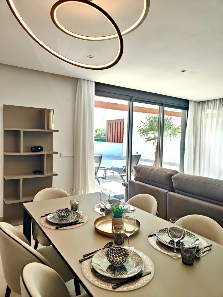 Espace repas avec lustre design et vue baie vitrée – villa Polop Bay View Costa Blanca