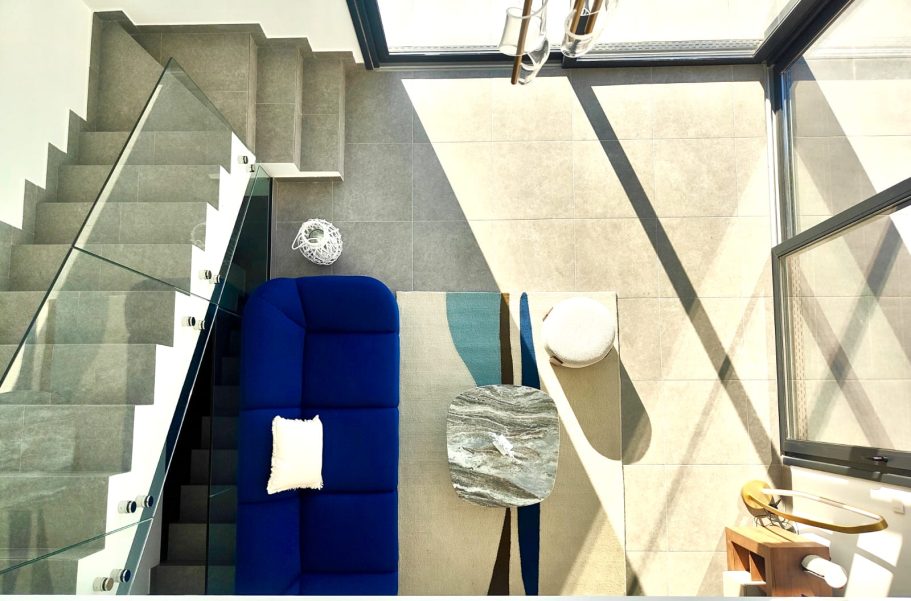 Vue d’en haut du salon avec canapé, tapis et table basse – villa Collection Signature Polop Hills