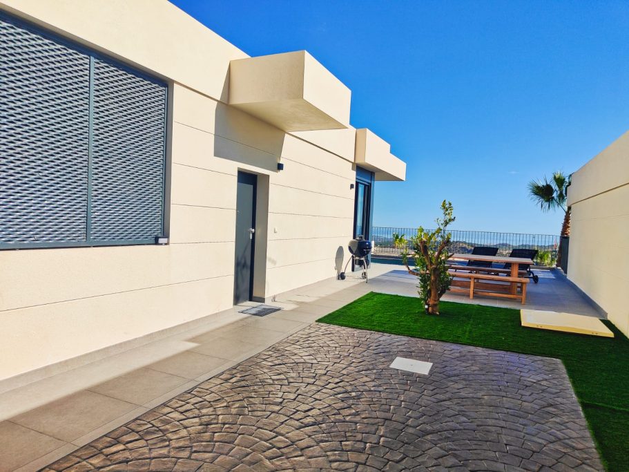 Entrée de la propriété avec place de stationnement et palmier à Polop Hills