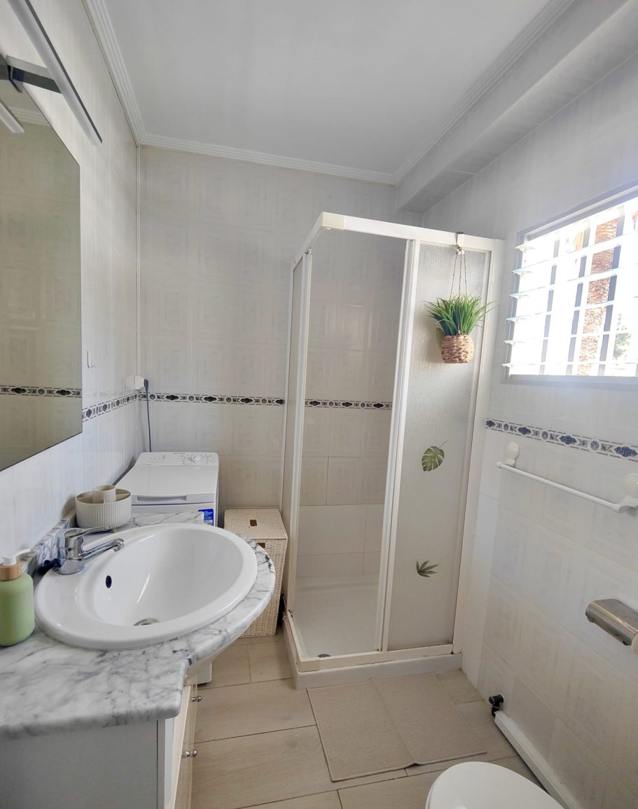 Salle de bain du studio avec douche Salle de bain du studio avec lavabo, douche et machine à laver