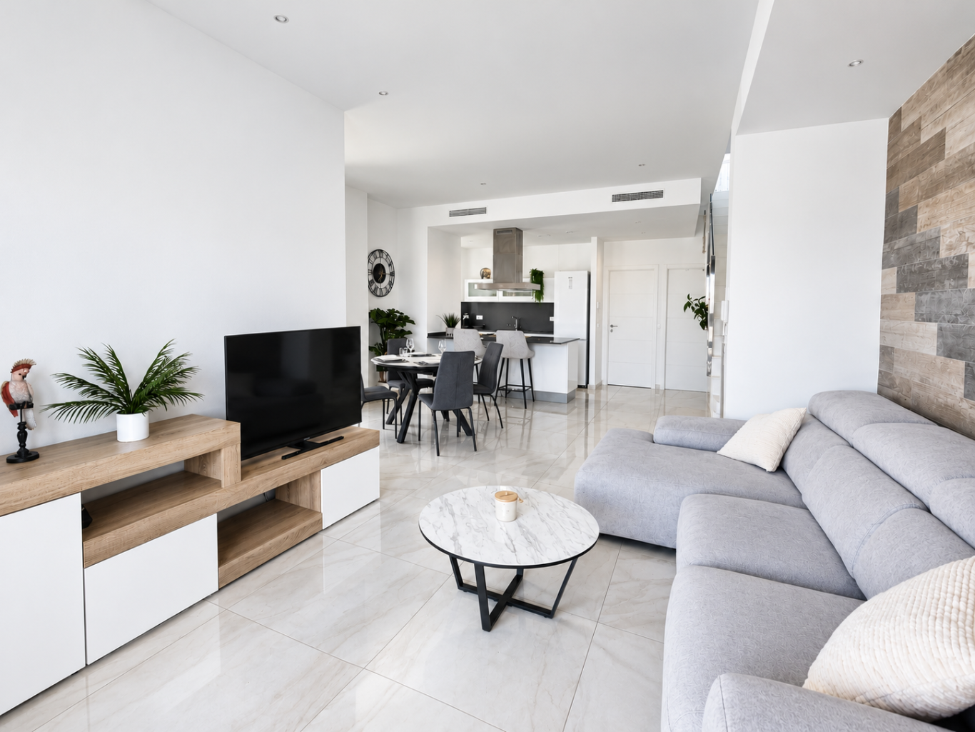 Salon moderne avec grand canapé dans pièce de vie ouverte - villa de luxe Polop Collection Signature
