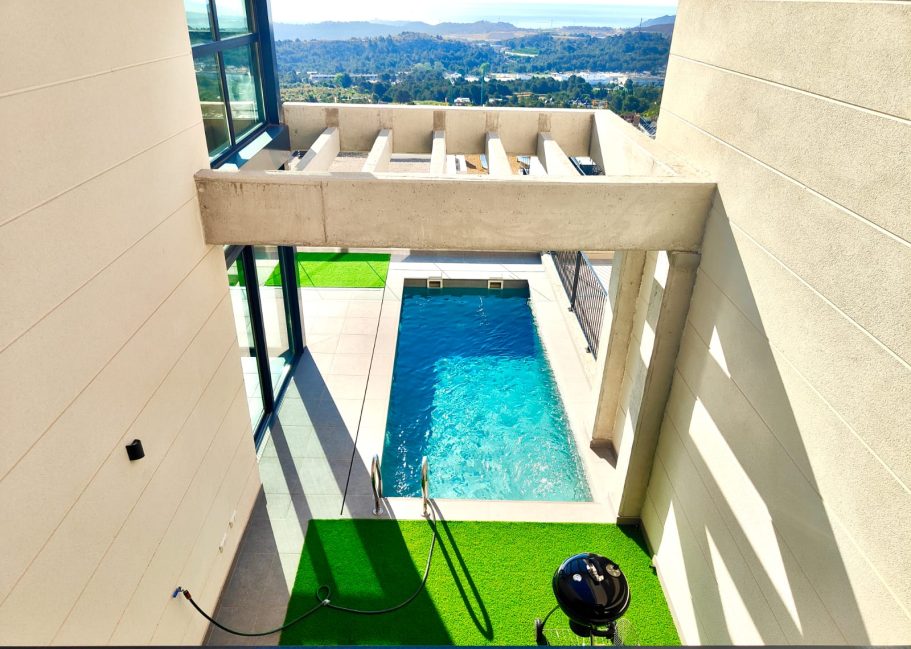 Vue aérienne de la piscine privée et de la villa – Polop Hills Costa Blanca