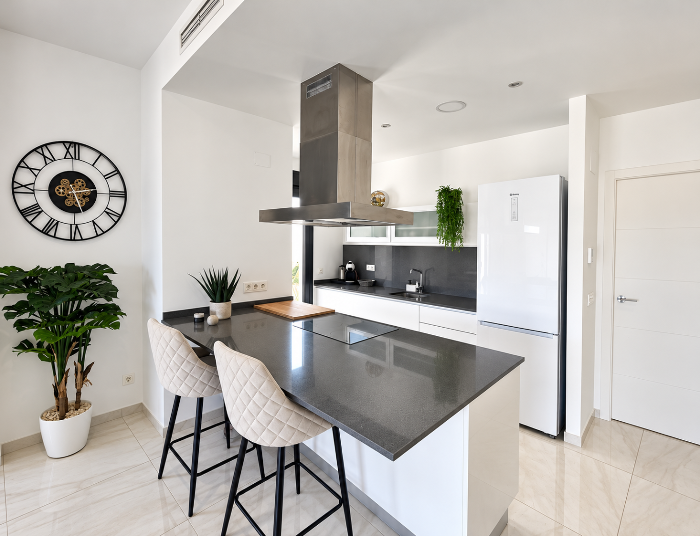 Cuisine moderne équipée ouverte sur séjour dans villa à Don Benito Altos de Polop