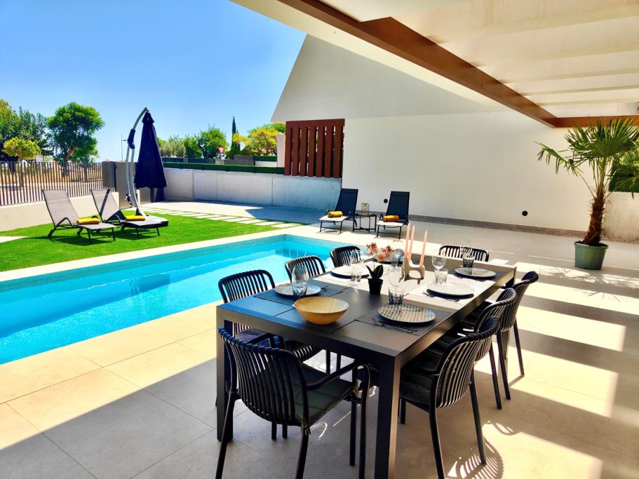 Terrasse avec espace repas et piscine vue de jour – villa Polop Bay View Costa Blanca