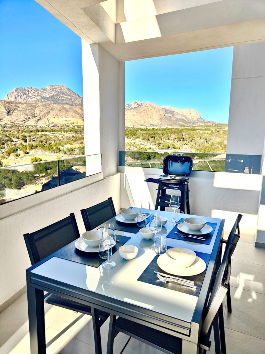 Appartement Eagle Tower Collection Signature – terrasse panoramique avec espace repas dressé, barbecue et vue sur le Puig Campana