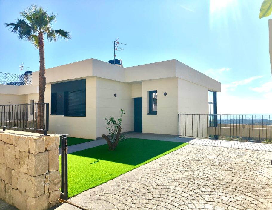 Entrée de la propriété avec place de stationnement et palmier à Polop Hills