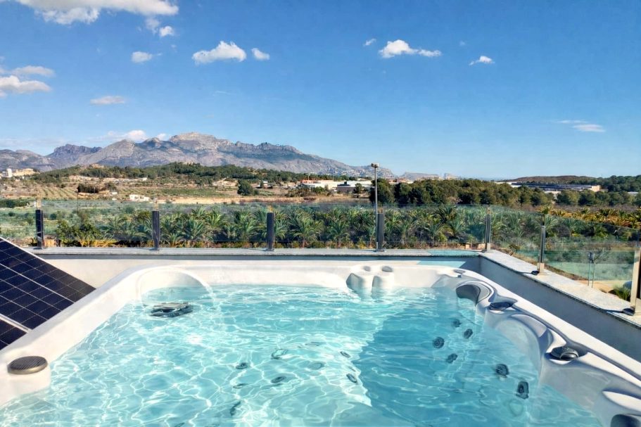 Jacuzzi rooftop avec vue – Polop Jacuzzi en rooftop avec vue panoramique sur la Costa Blanca – villa avec piscine chauffée à Don Benito Altos de Polop