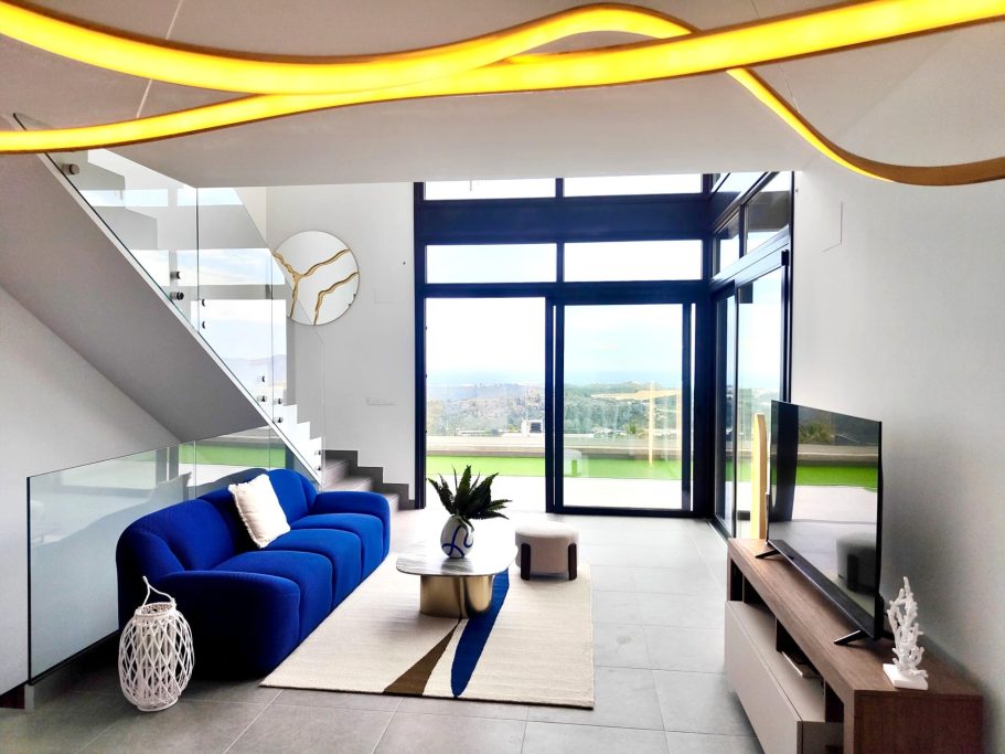 Pièce de vie design climatisée donnant sur la terrasse, villa Collection Signature.