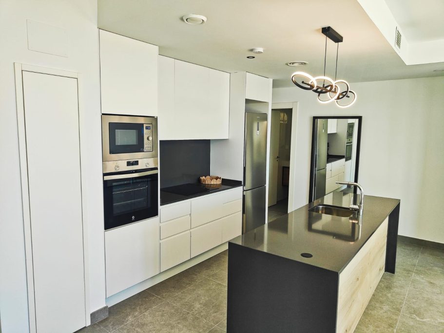 Cuisine ouverte moderne et équipée – villa haut de gamme Polop Hills