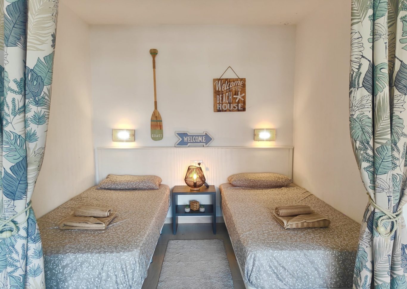 Coin nuit en alcôve avec rideaux Espace nuit en alcôve du studio séparé par des rideaux avec deux lits simples