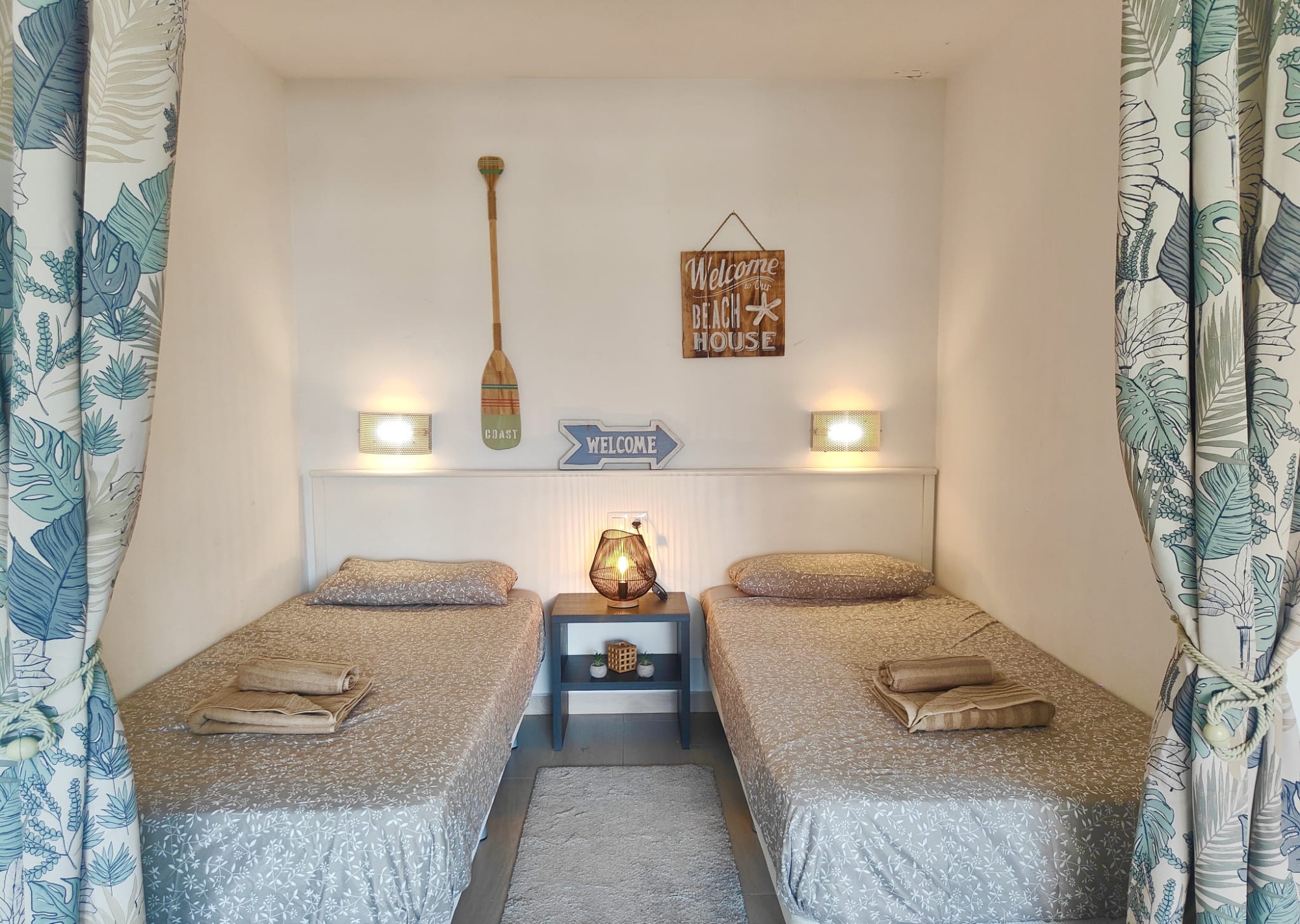 Coin nuit en alcôve avec rideaux Espace nuit en alcôve du studio séparé par des rideaux avec deux lits simples