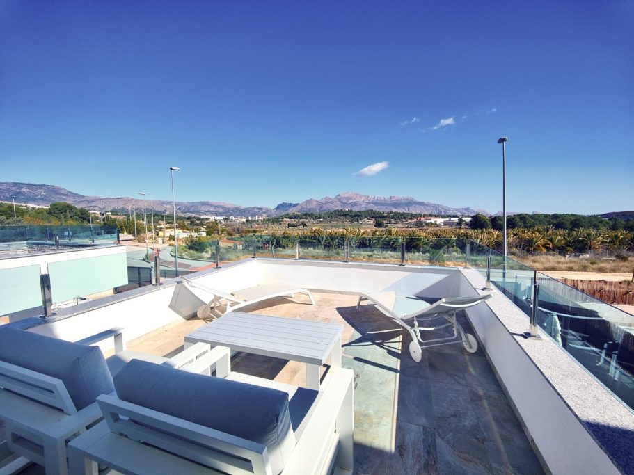 Terrasse panoramique 1er étage – Polop Terrasse de 20 m² avec salon de jardin et vue sur palmeraie et Costa Blanca – villa Don Benito Polop