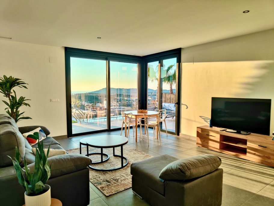 Pièce de vie climatisée à la lueur d'un matin de printemps donnant sur la terrasse.