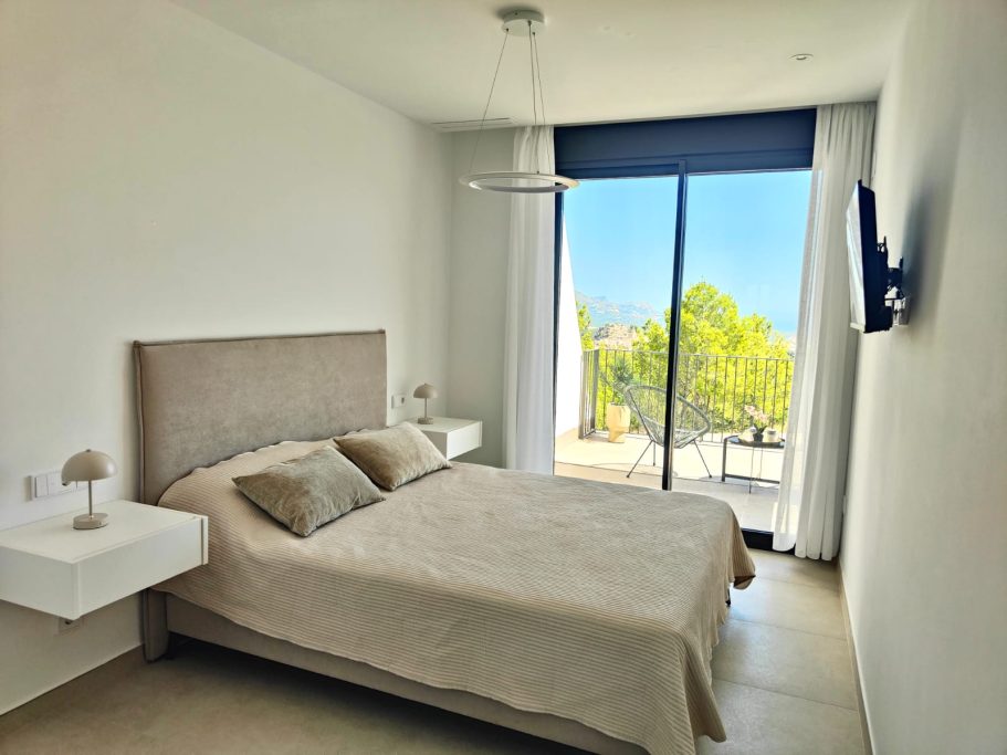 Chambre principale avec lit Queen size et terrasse – villa Polop Bay View