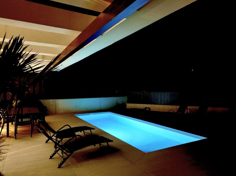 Piscine chauffée et terrasse éclairée de nuit – villa Polop Bay View Costa Blanca