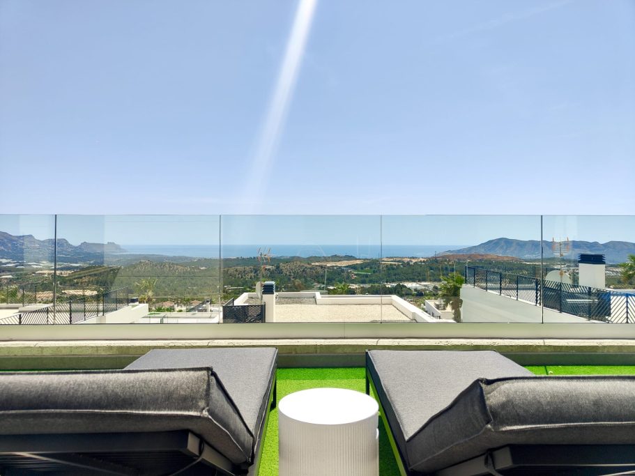 Transats sur terrasse avec vue mer panoramique – villa de luxe à Polop Hills