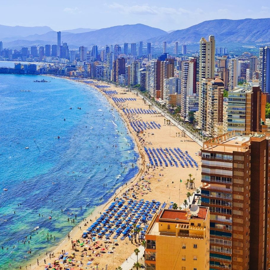 Vue panoramique sur la skyline et la plage Levante de Benidorm