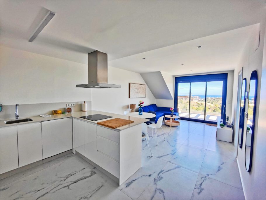 Pièce de vie lumineuse ouverte sur la terrasse Appartement moderne avec pièce de vie lumineuse et accès terrasse au Balcon de Finestrat près de Benidorm