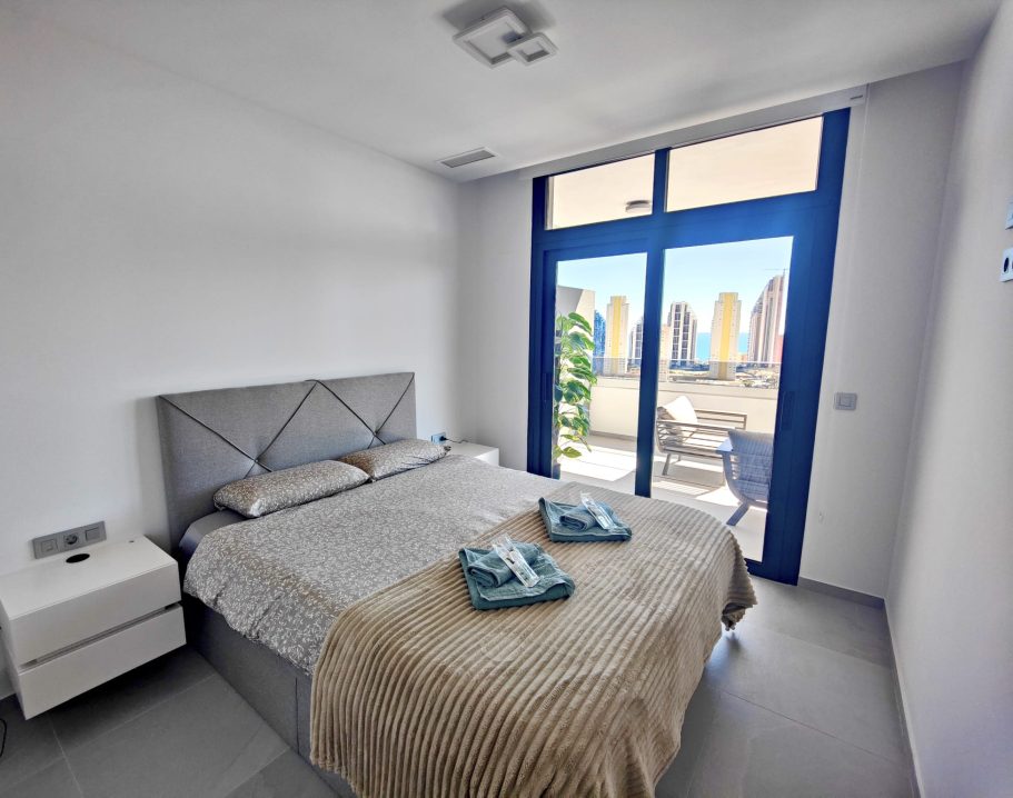 Appartement Eagle Tower Collection Signature – chambre principale avec lit double et accès terrasse