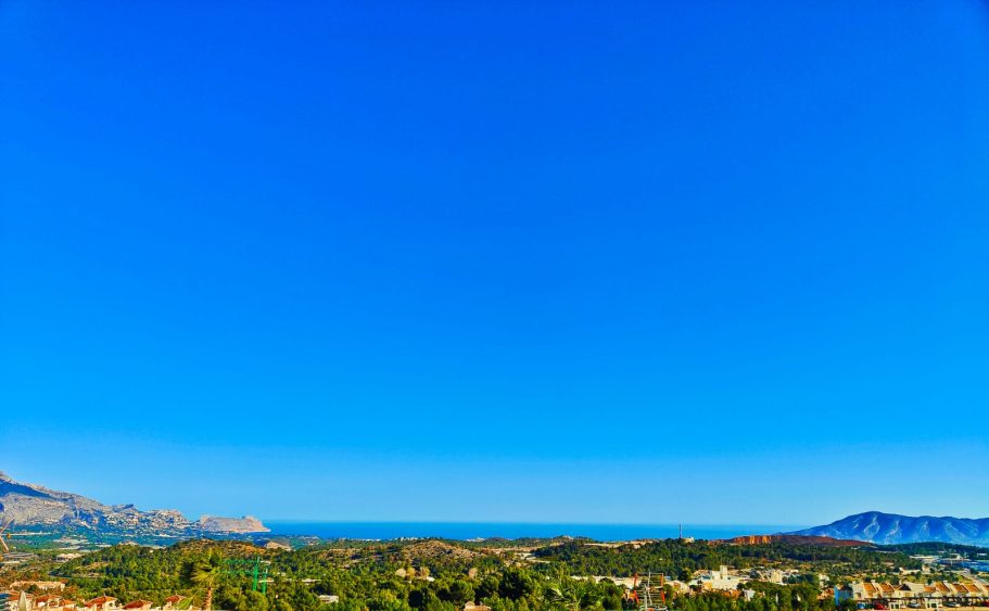Vue spectaculaire de la terrasse sur la Costa Blanca, les reliefs et la Méditerranée, Polop.