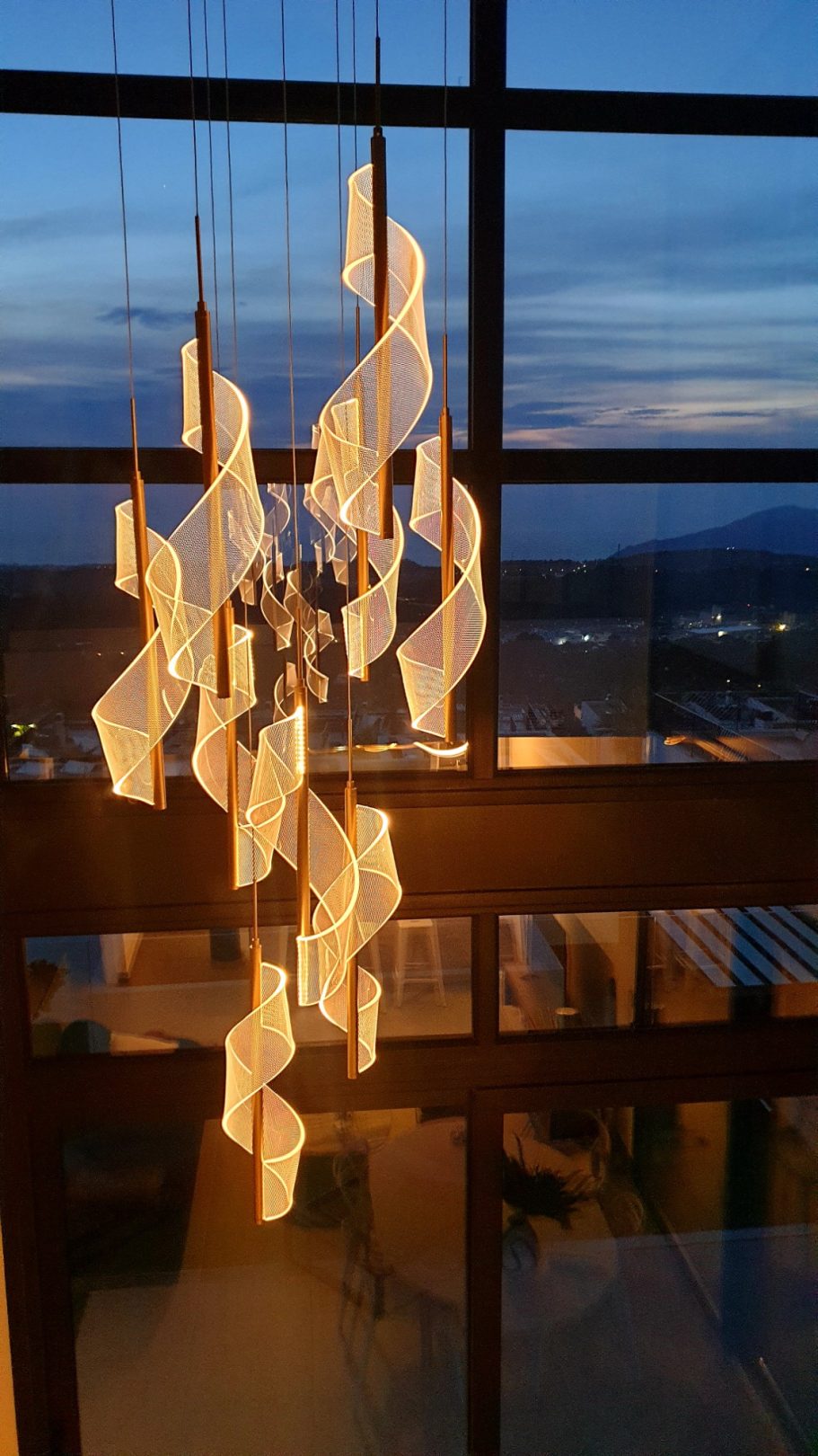 Hall d’entrée de nuit avec lustre design éclairé – villa Collection Signature Polop Hills.