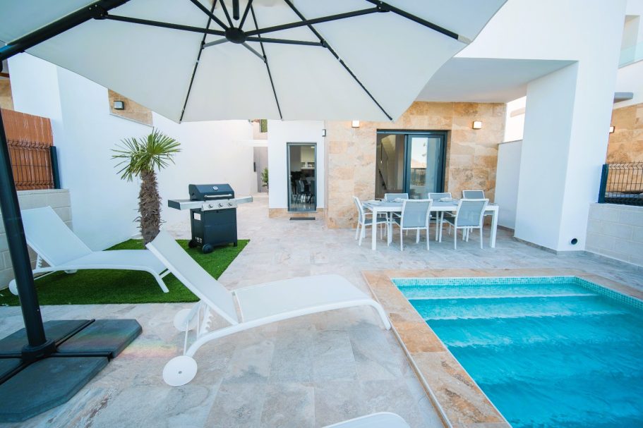 Terrasse & piscine ensoleillée – Polop Piscine chauffée et terrasse avec transats et espace repas extérieur – villa moderne à Don Benito Altos de Polop