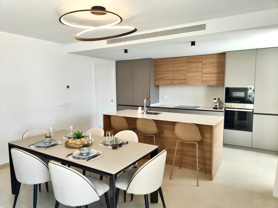 Espace repas moderne dans villa Polop Bay View