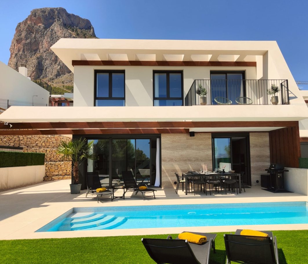 Façade de villa Polop Bay View de jour avec piscine et terrasse, vue sur Ponoig – Costa Blanca