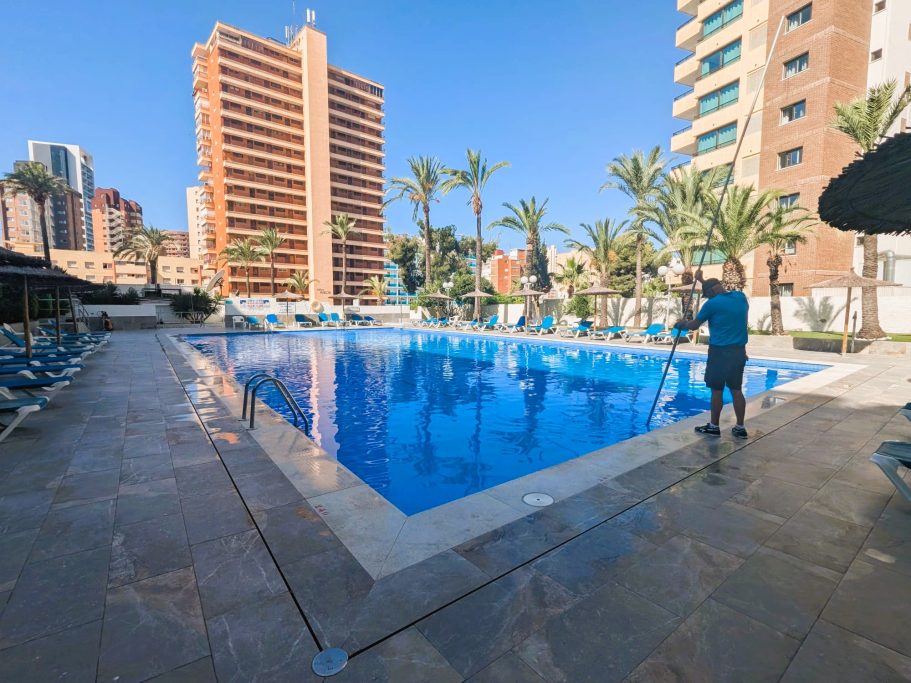 Piscine commune et entretien quotidien Piscine de la résidence avec transats et entretien matinal de la piscine