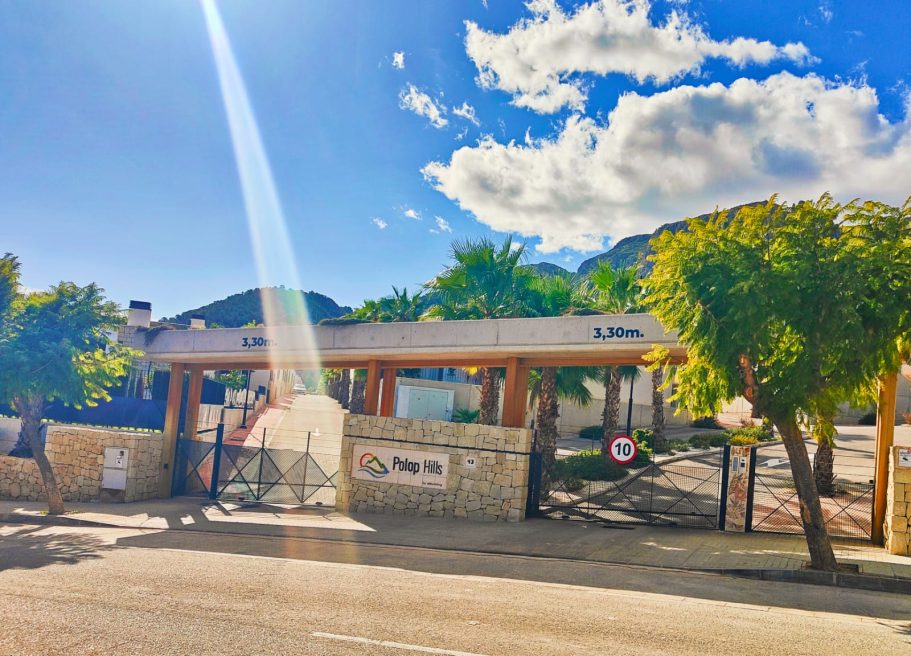 Portail principal du complexe sécurisé Polop Hills 
