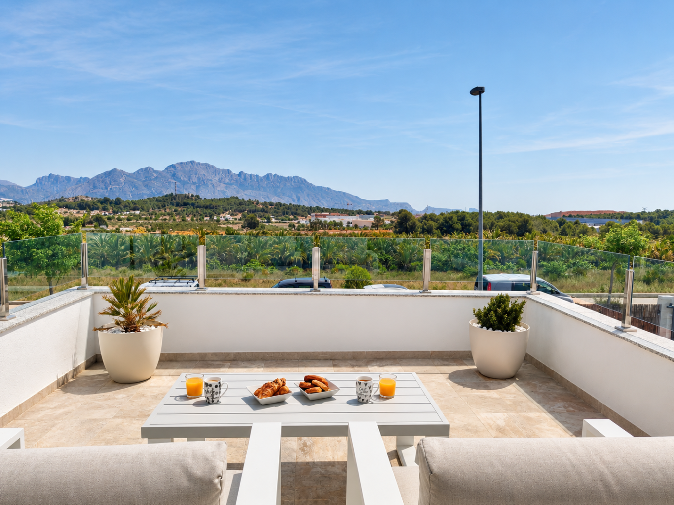 Terrasse privative avec petit déjeuner et vue sur la Sierra de Bernia.