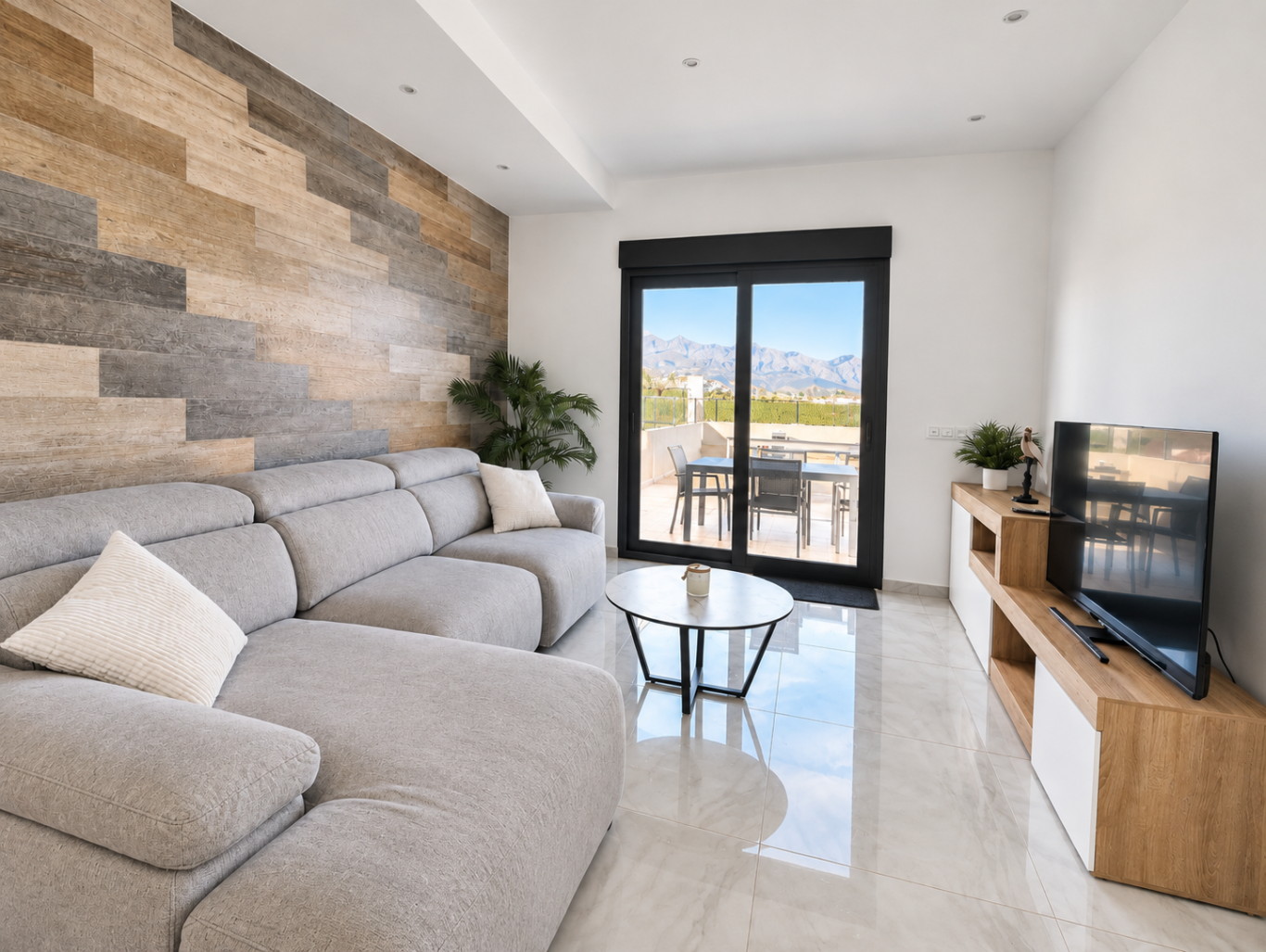 Salon contemporain avec grand canapé donnant sur terrasse – villa à Don Benito Altos de Polop