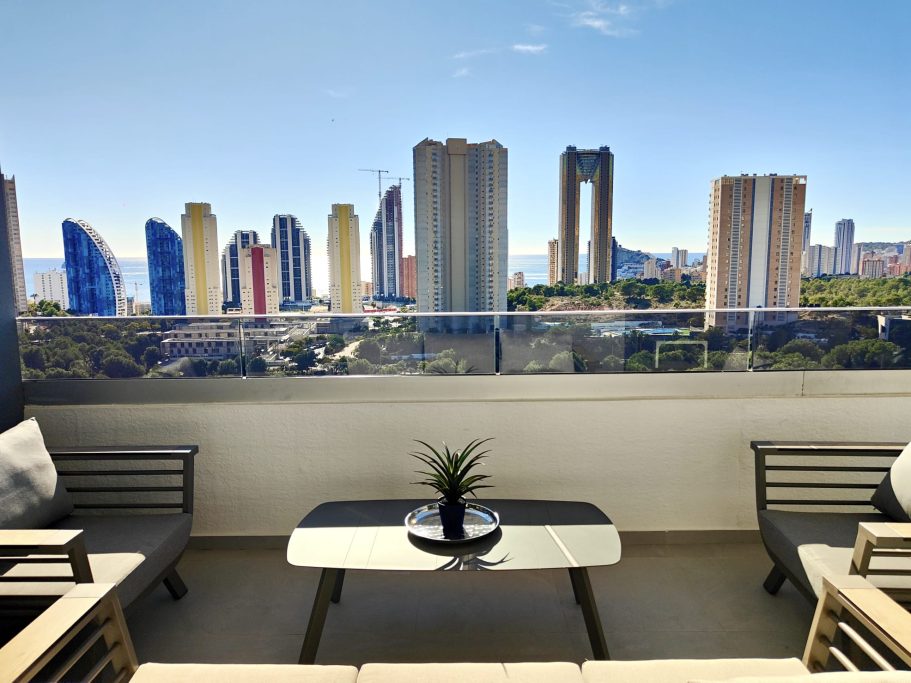 Terrasse avec salon de jardin moderne et vue mer Appartement Eagle Tower Collection Signature – terrasse 40 m² avec salon moderne et vue sur la skyline de Poniente et la mer à Benidorm