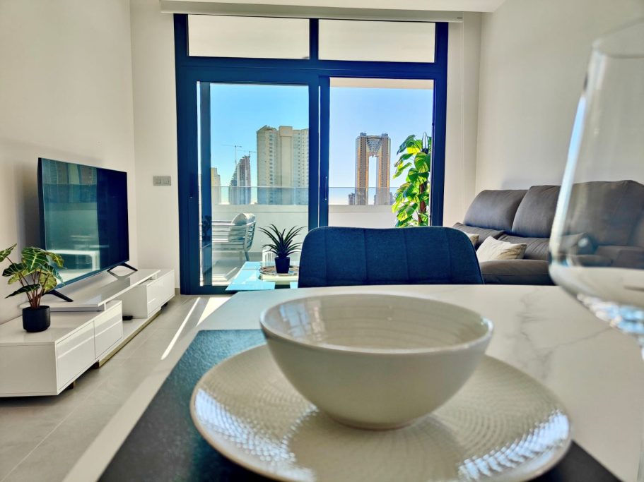 Appartement Eagle Tower Collection Signature – détail de la table de l’espace repas avec vue sur la terrasse et la tour Intempo