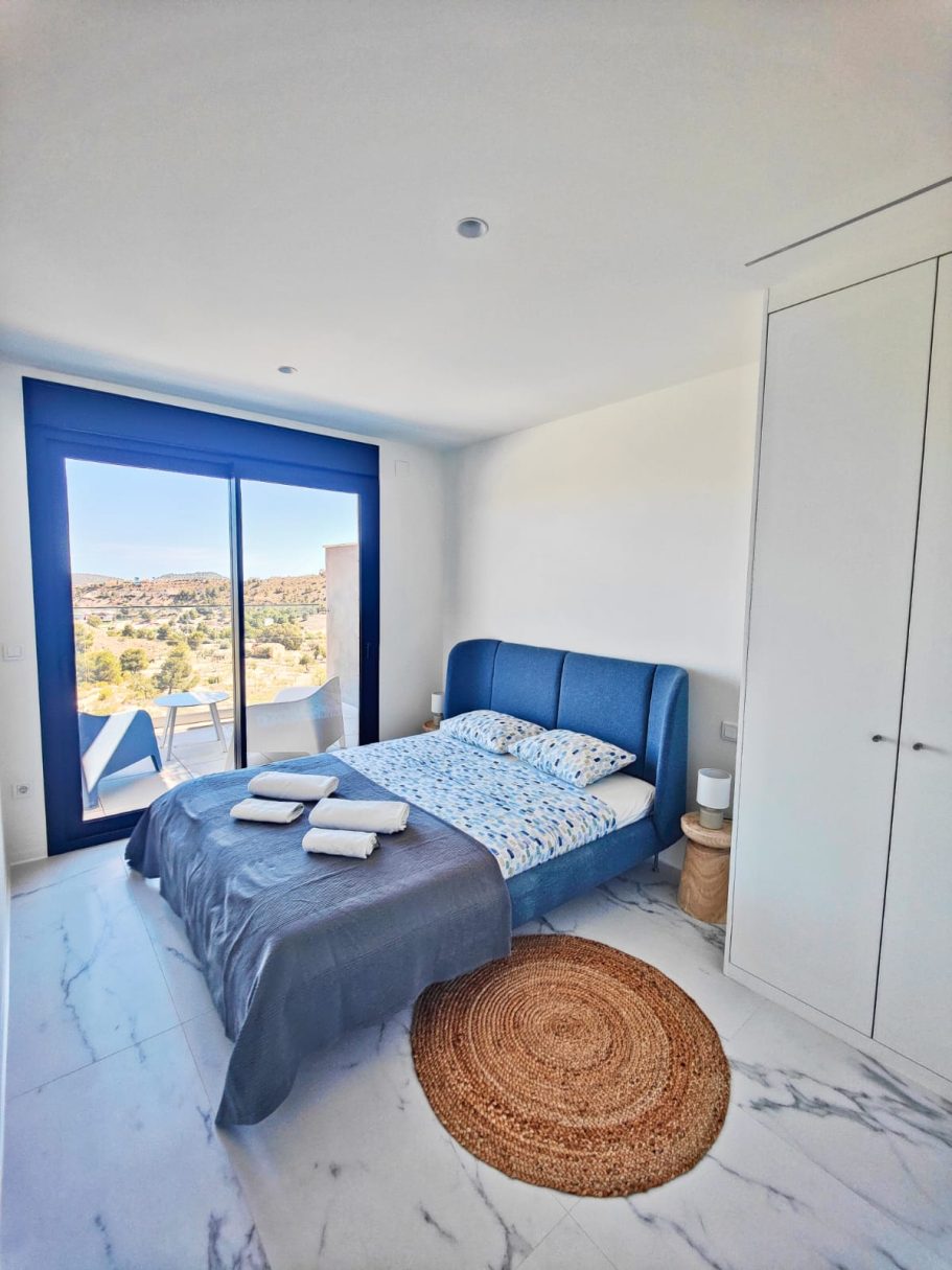 Chambre principale avec accès direct à la terrasse Chambre principale lumineuse avec accès terrasse au Balcon de Finestrat près de Benidorm