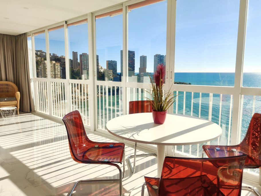 Espace repas avec vue mer et skyline de Benidorm Espace repas dans la loggia avec vue mer et skyline de Benidorm – appartement Veracruz Collection Signature
