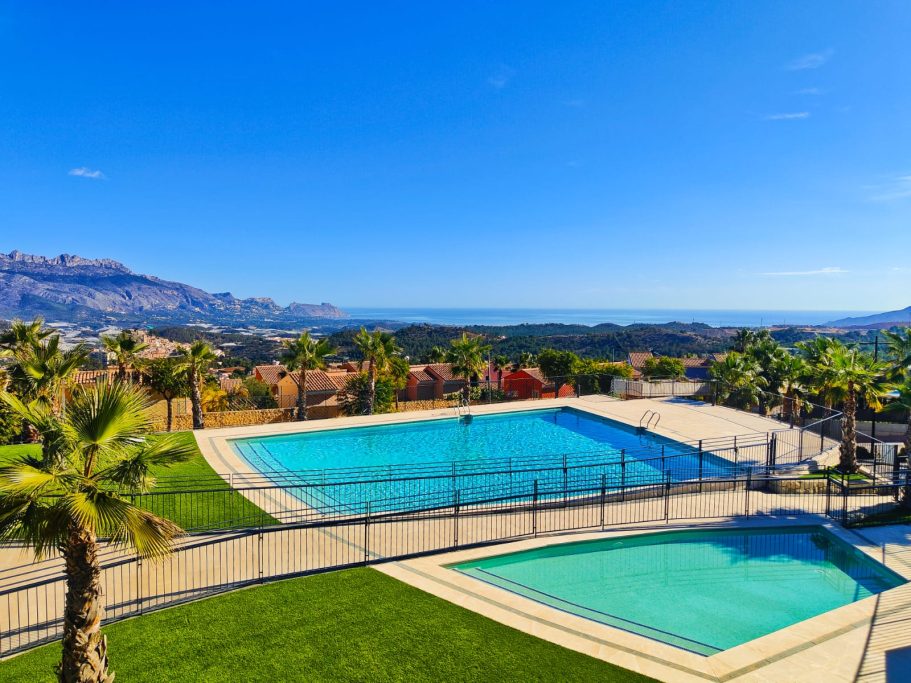 Piscine et pataugeoire du complexe sécurisé Polop Hills avec vue mer spectaculaire