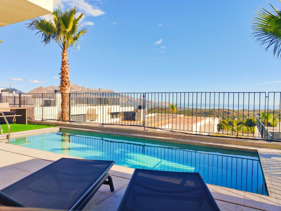 Transats pour profiter de la piscine, villa Collection Signature, Polop Hills