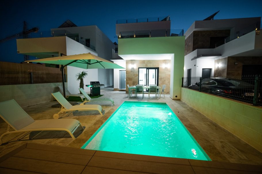 Piscine illuminée de nuit – Polop Piscine chauffée éclairée de nuit avec transats et espace repas extérieur – villa à Don Benito Altos de Polop Costa Blanca