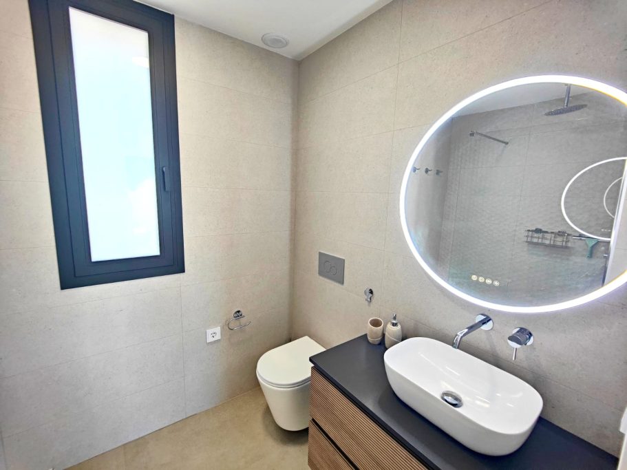 Lavabo avec miroir rétro-éclairé et WC suspendu Master Bedroom – villa Polop Bay View