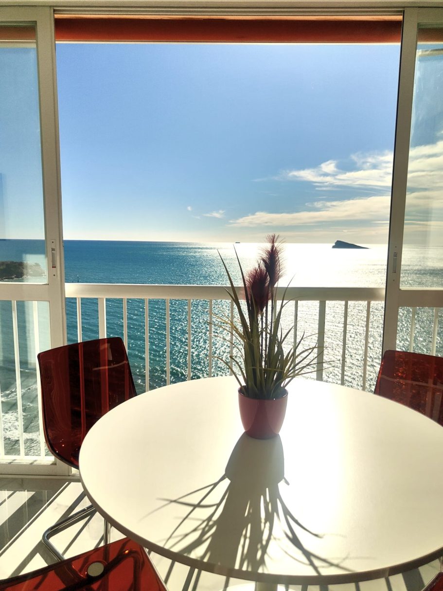 Appartement Veracruz Collection Signature – espace repas avec bouquet et vue mer à Benidorm