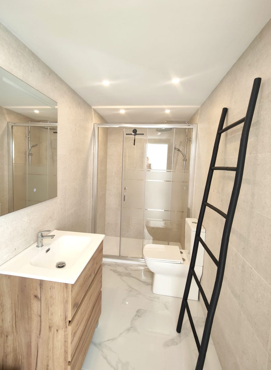 Salle de bain moderne avec douche et WC suspendu – appartement Veracruz Collection Signature