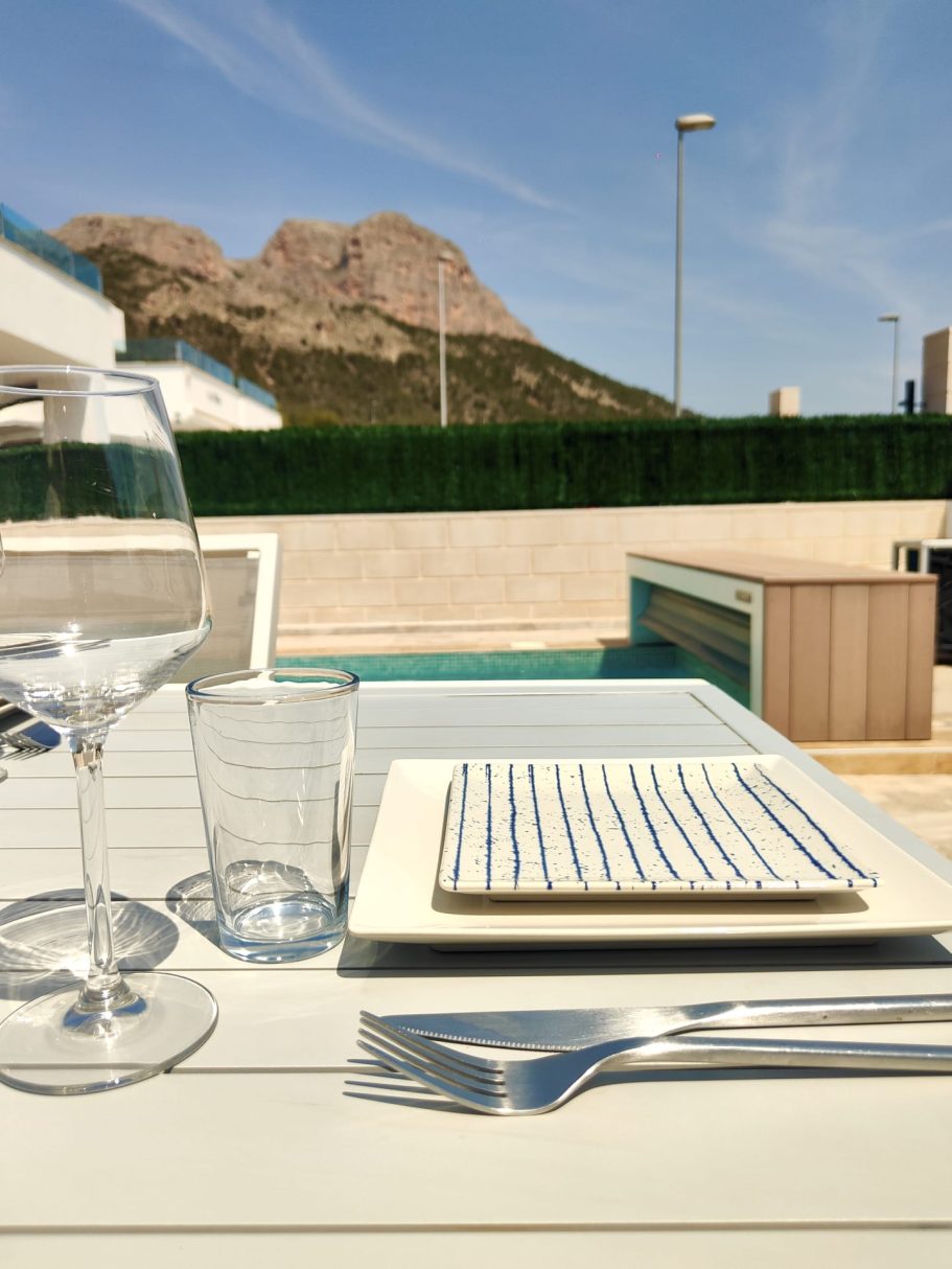 Table extérieure dressée avec vue sur le mont Ponoig.