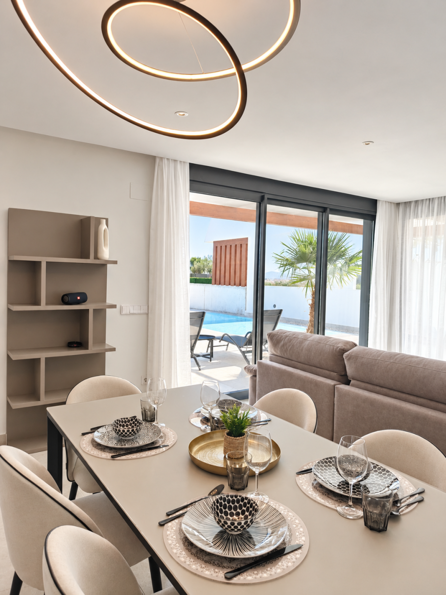 Espace repas avec lustre design et vue baie vitrée – villa Polop Bay View Costa Blanca Espace repas avec lustre design et vue baie vitrée – villa Polop Bay View Costa Blanca