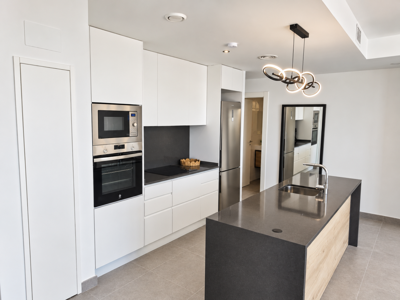 Cuisine moderne Cuisine ouverte moderne et équipée – villa haut de gamme Polop Hills